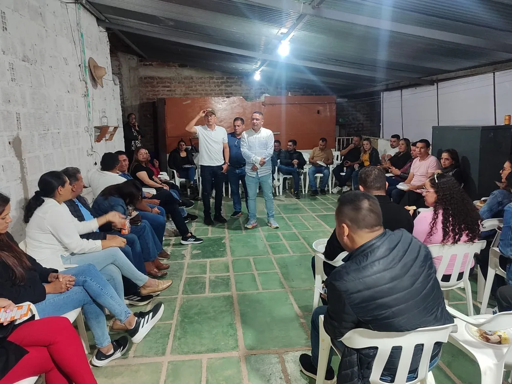Nelson Larrota en reunión con docentes en Málaga