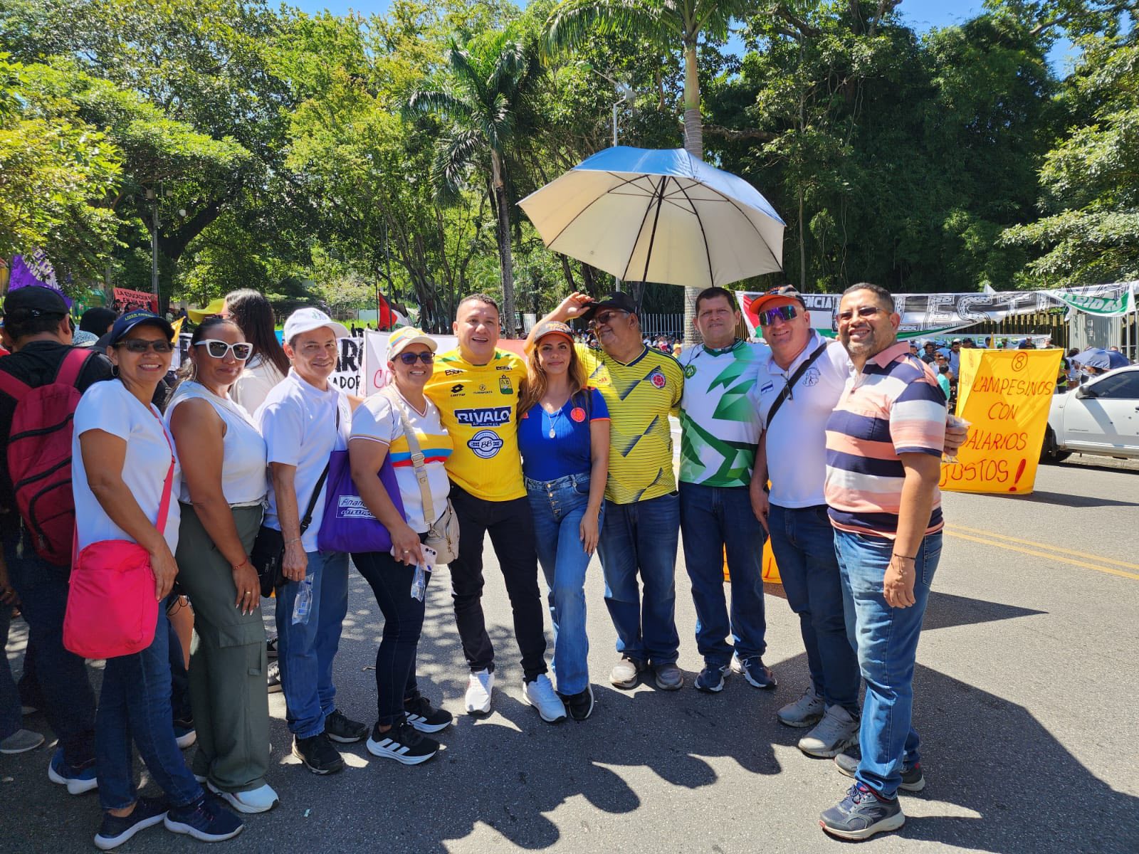 Nelson Larrota con docentes en jornada de protesta