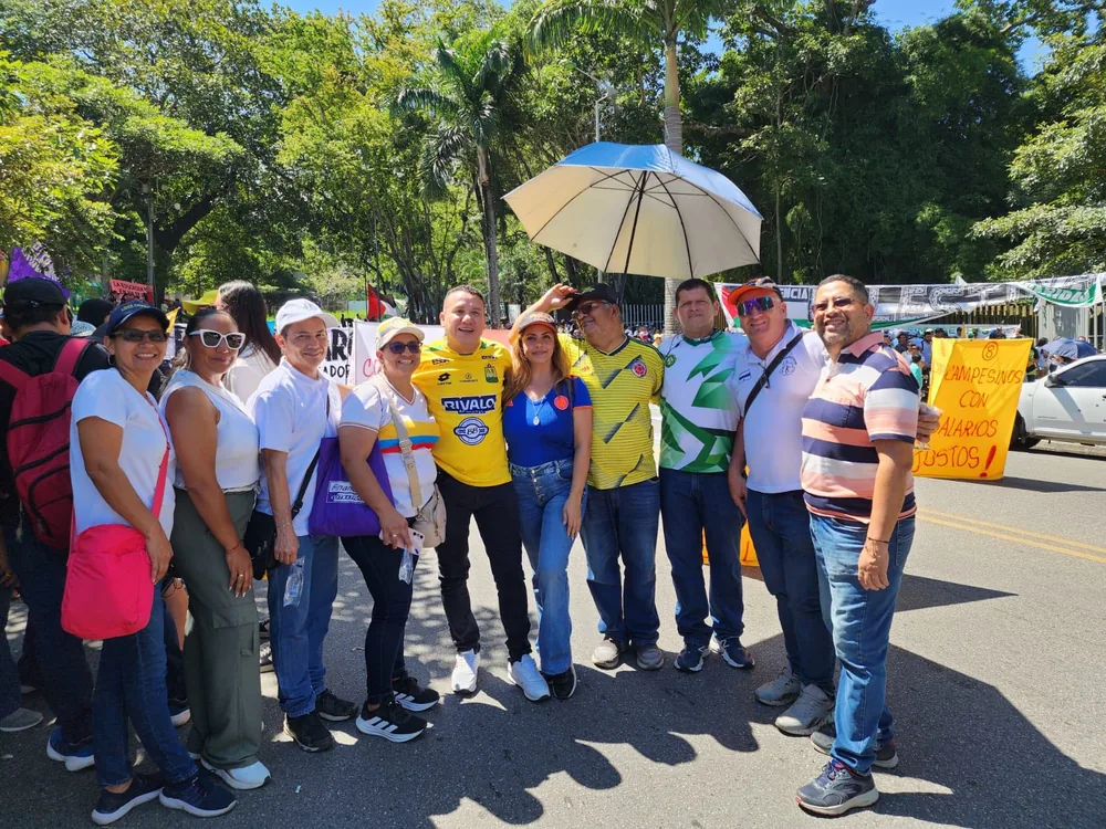 Nelson Larrota con docentes en jornada de protesta
