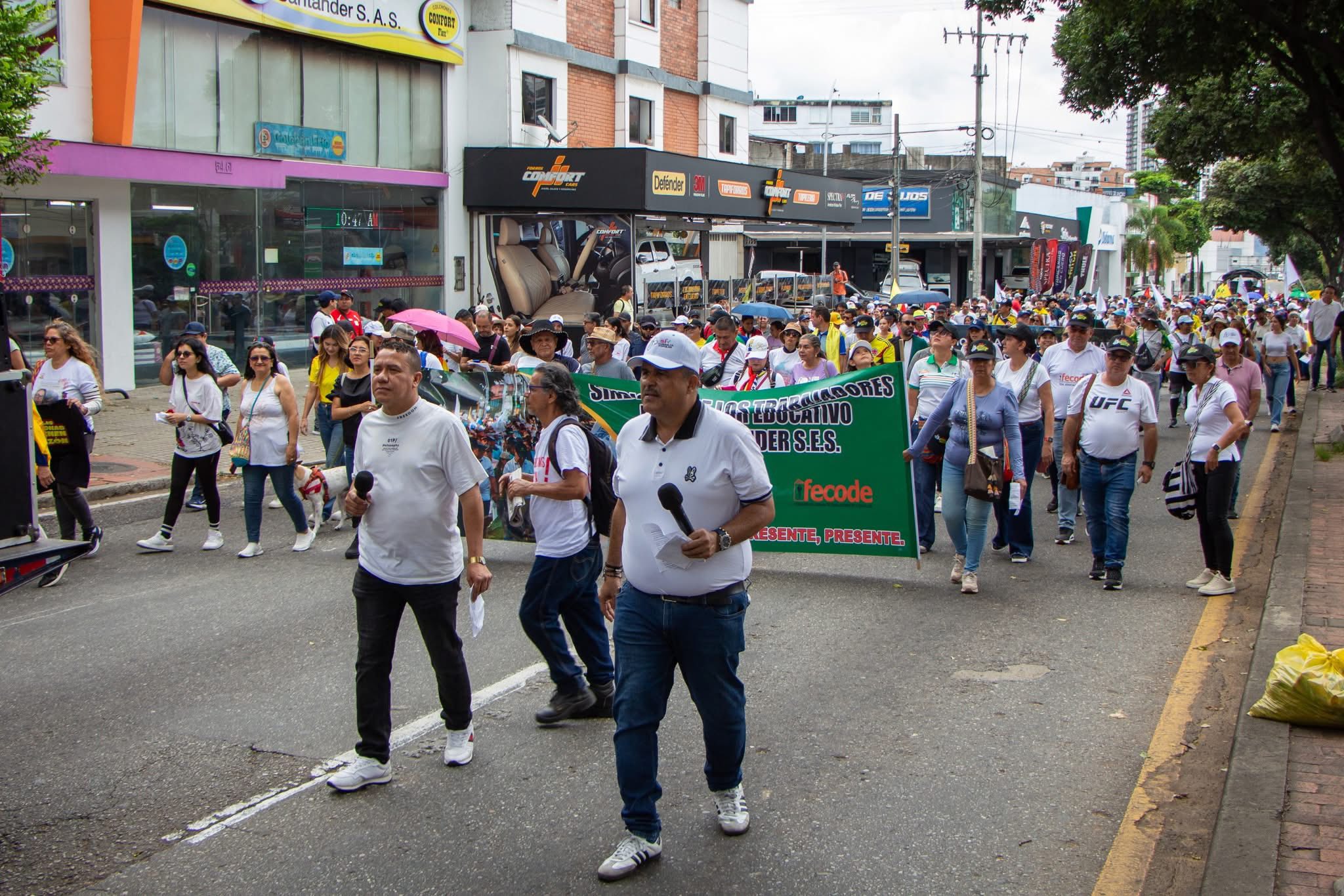 Nelson Larrota liderando marcha del magisterio en Bucaramanga